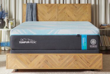 Tempur-Pedic® TEMPUR-LuxeBreeze® Split California King Medium Hybrid Mattress